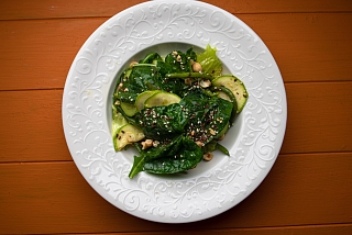 Зеленый салат с авокадо и орехами